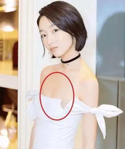 周冬雨出席典礼竟没穿内衣!网友大呼: 太辣眼.