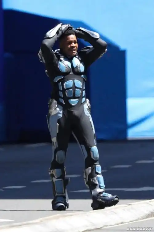 《环太平洋2》男主高清机甲照曝光 不加特效略搞笑