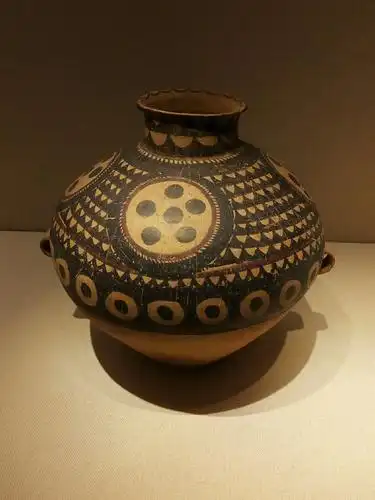 半山圆点纹彩陶罐距今4700年