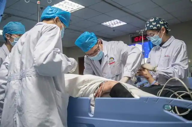 新春走基层争分夺秒抢救生命急诊医生3年没回老家过年