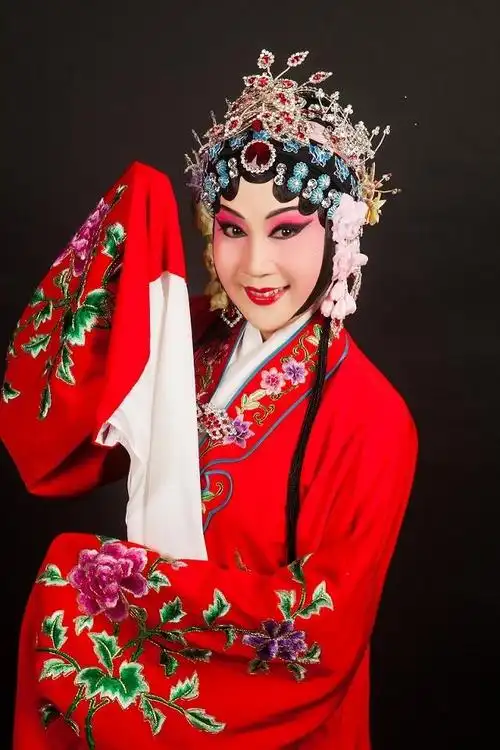 原大连京剧院当家花旦(主要演员),师从闻占萍,王玉芹,刘惠琴,汤小梅