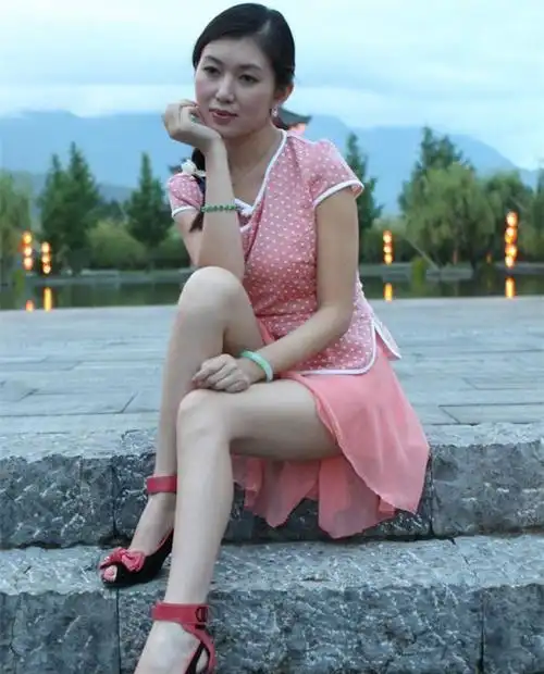 40岁的连衣裙姑娘韵味十足
