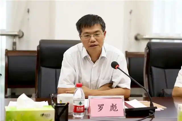 扶绥县县委罗彪书记介绍扶绥县经济社会发展的总体情况会议现场观看