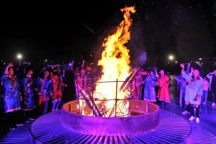 河北承德坝上草原景区篝火晚会和烟花吸引旅客