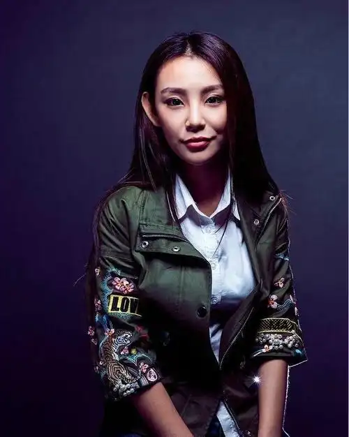 她因《中国好声音》走红,是汪峰亚军学员,如今却活的像网红