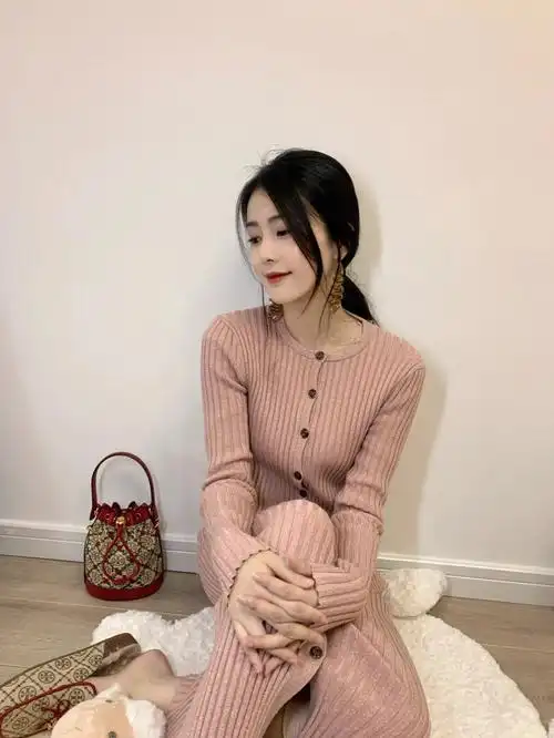 白鹿身着tory burch中国新春限定系列烟粉色针织套装搭配