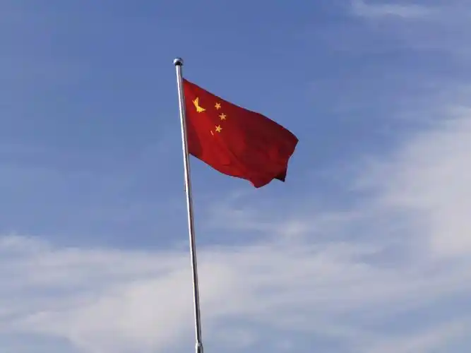 蓝天下的国旗格外鲜艳