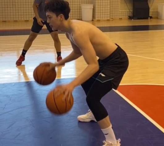 胡明轩又在内卷训练师带领下疯狂特训肌肉线条惹人馋