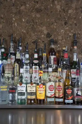 桌子,一排,朦胧,模糊,整齐,并列,并排,木制,酒类,玻璃制品,酒,酒瓶