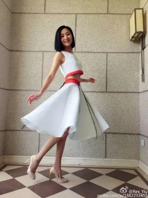 腿长107公分的"马小玲"已经47岁,扮少女完全不违和啊