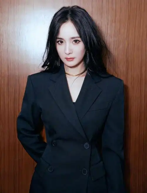 [美女明星]美女明星杨幂帅气黑色西装御姐范活动写真-小虾米