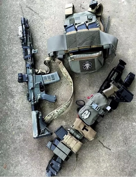 一名美国特种队员的单兵装备包括战斗装备,服装及维护用品三大类,共有