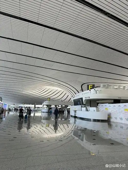北京大兴机场,航站楼4层,国内出发,一走进这个航站楼,就会被眼前造型