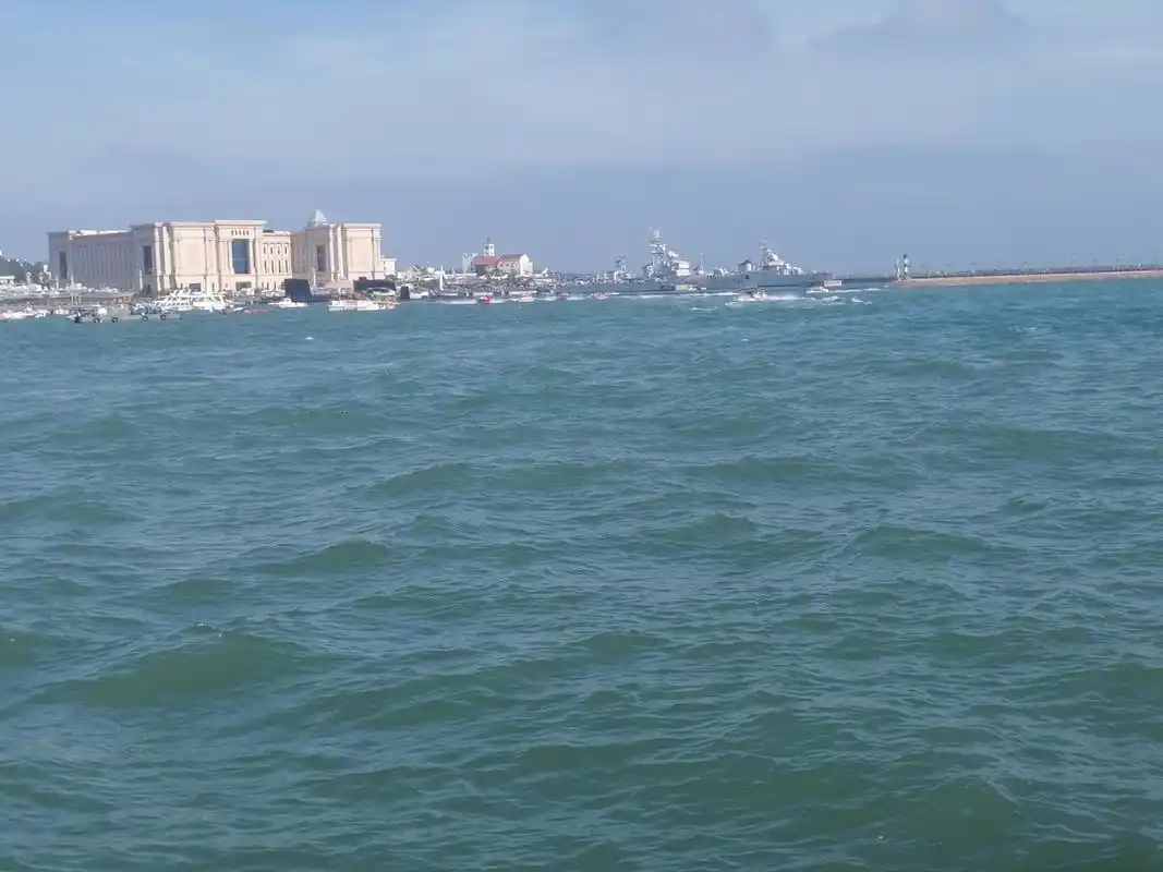 青岛的大海犹如一幅壮丽的画卷,波涛汹涌,浩渺无边.