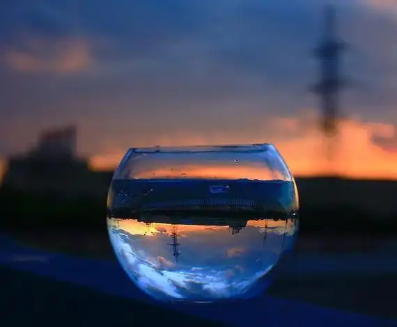 水晶般清澈透亮的超美杯中倒影,看起来真是赏心悦目