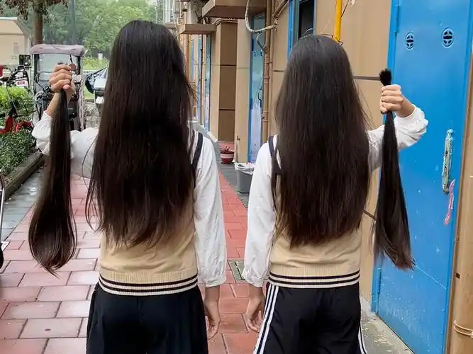 双胞胎姐妹一起剪长头发