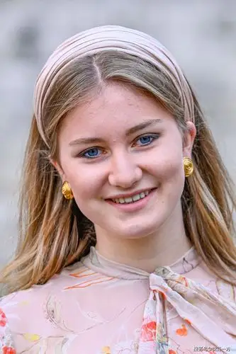 比利时伊丽莎白公主军训英姿飒爽 礼服装大气妩媚