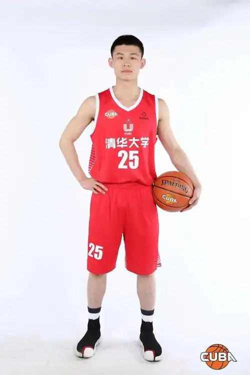 黎伊扬,效力于厦门大学男子篮球队,出生于1998年12月30日,身高1米81