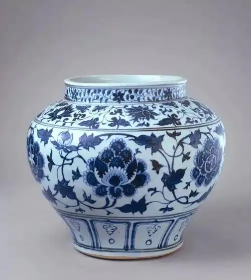 元青花 缠枝牡丹纹罐 高27.5cm,口径20.4cm,足径19cm 北京故宫