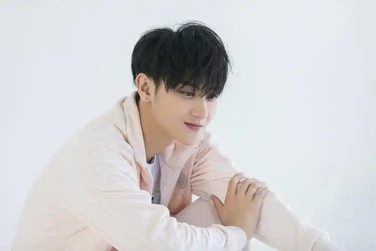 浪漫"开撩"!黄子韬粉色运动风温柔大片曝光