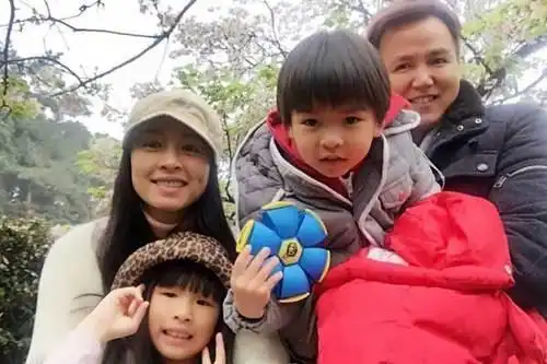 50岁的张庭嫁给大10岁的林瑞阳如今女儿长相惹争议其貌不扬