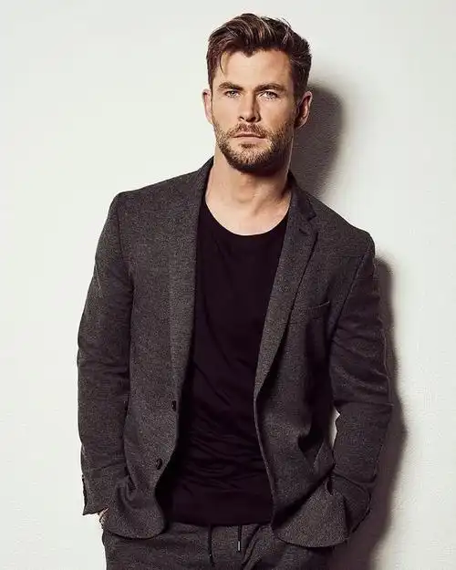 37岁锤哥新写真曝光络腮胡美式大背头发型帅到掉渣哇