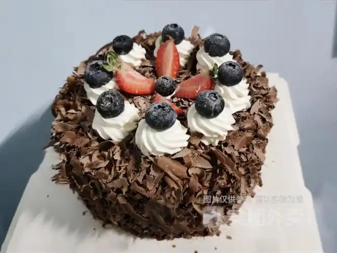经典黑森林蓝莓水果生日蛋糕图片