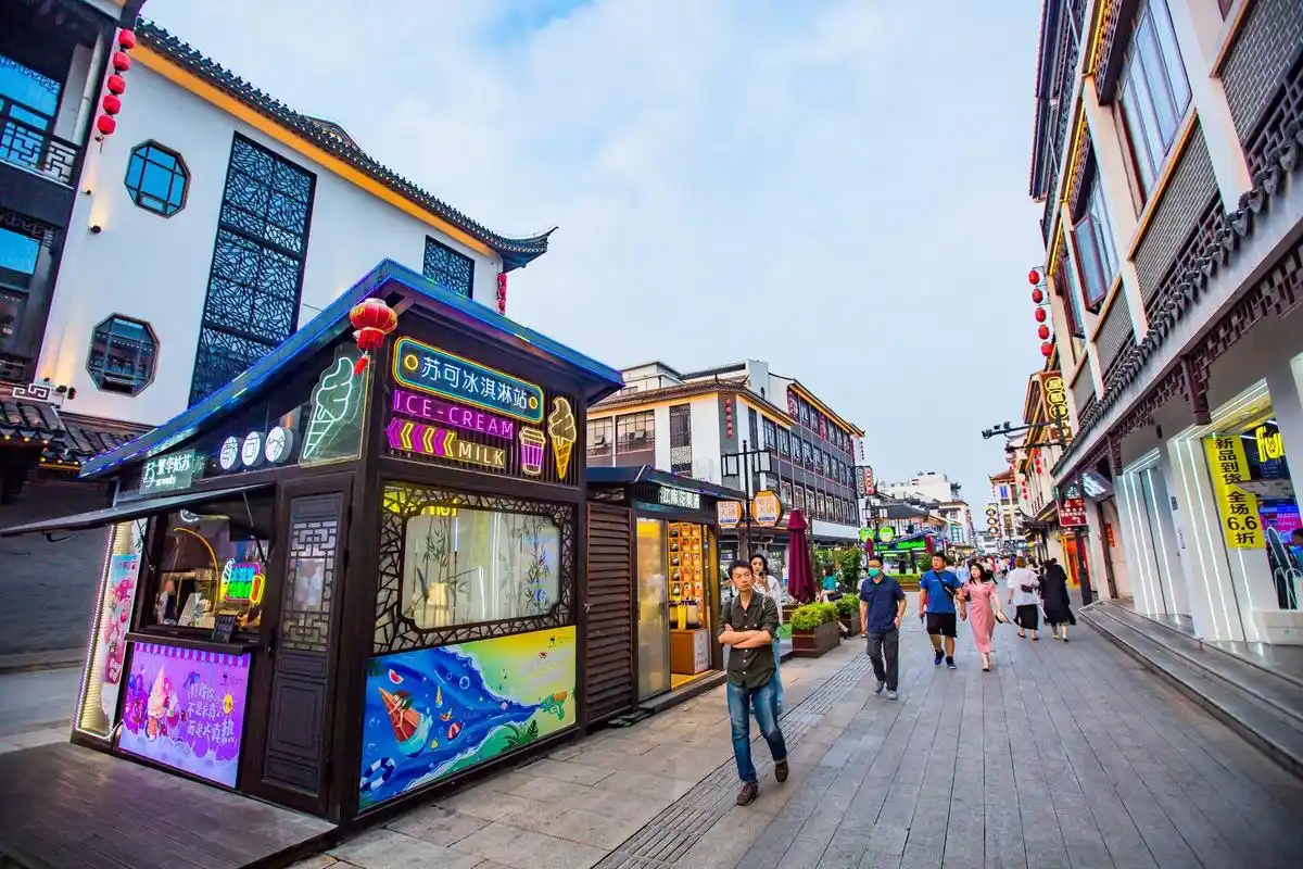 苏州观前街,苏州城内最老字号的购物街区,充满了古典和时尚