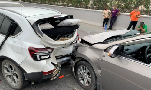 这位司机明明减速通行却还是撞车了