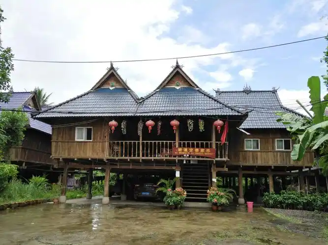 走进景区随处可见的是掩映在青树绿竹之中的幢幢傣家竹楼,阵阵热带