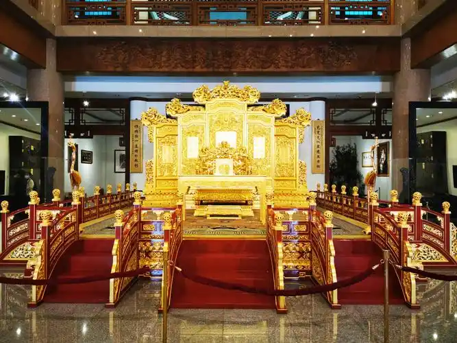 大厅正中间,仿乾清宫1:1龙椅宝座.这个可不是鎏金的,全部是贴金的.
