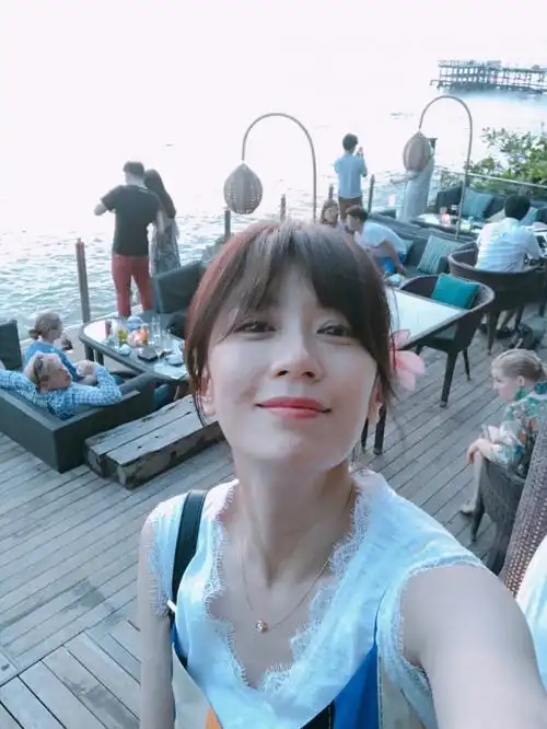 贾静雯玩自拍吐舌头的样子超可爱,网友:这是向咘咘学的吗