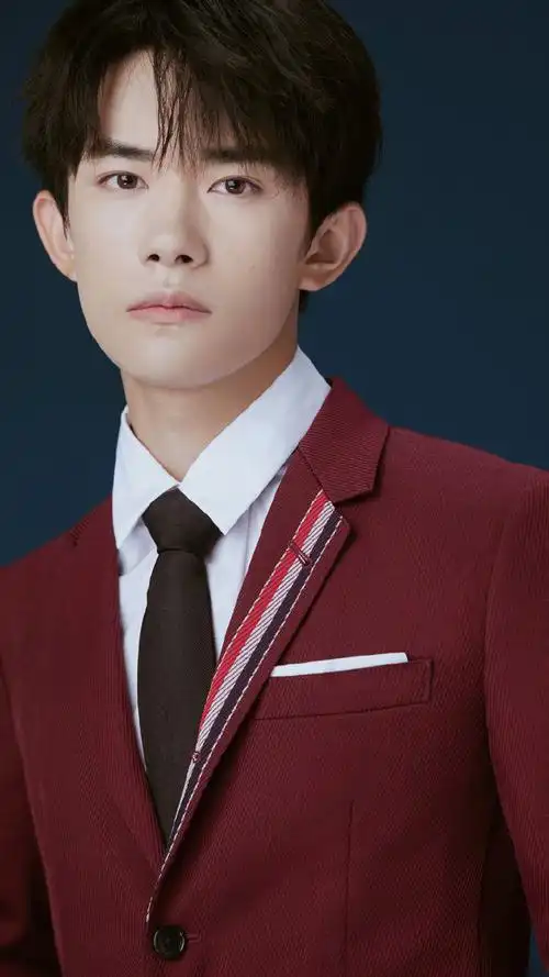 分享一组帅哥易烊千玺写真图片壁纸给大家,希望大家喜欢,更多明星图片