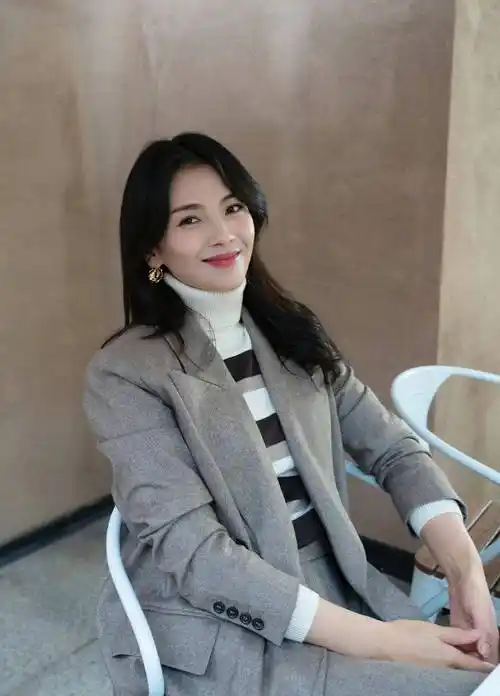 刘涛的衣品真好,演绎两套秋日穿搭,西装干练外套有型_气质_衣服_女神