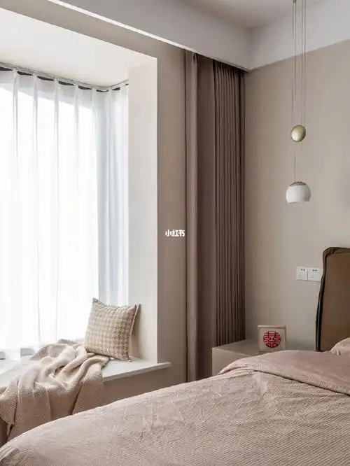 出新婚的幸福氛围深浅色搭配,棕色床头靠,灰粉色床单,奶咖色系床头柜