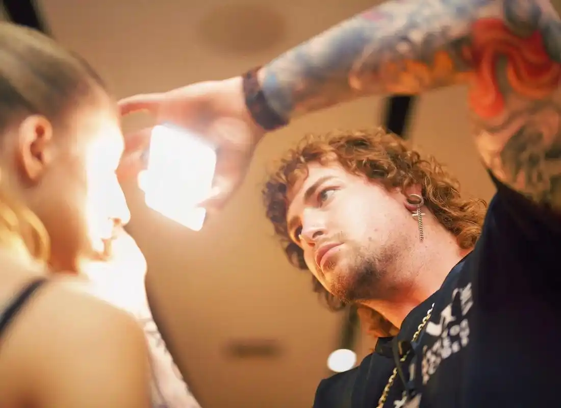 纽约时装周后台化妆工作照.来看看#纽约时装周 顶级造型师和化 - 抖音