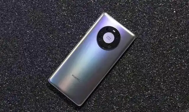 72英寸144hz华为mate50x携6100mah大电池亮相