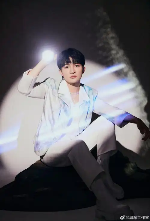 周深唱到一半让我一起##周深什么话筒都敢递