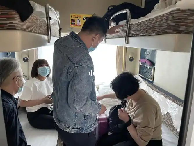 第一次坐z开头的软卧上铺也好舒服呀