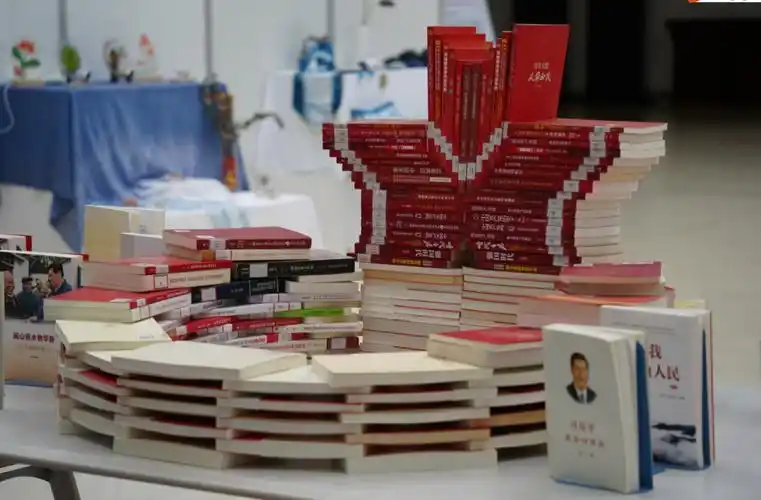 书海征程恒久远墨韵飘满校园香学校图书馆以主题造型书展助力打造书香