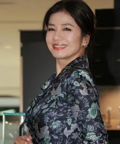 从近期媒体曝光的照片看,今年56岁钟楚红确实已经老了