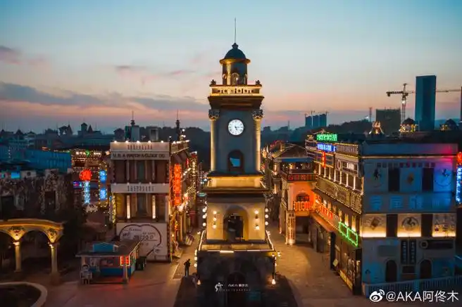 华灯初上,广州街香港街是横店之行的第三站,这里是横店影视城第一个