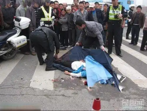 一位身材娇好的长靴女子,骑着自行车在过斑马线时被搅拌车碾爆头当场