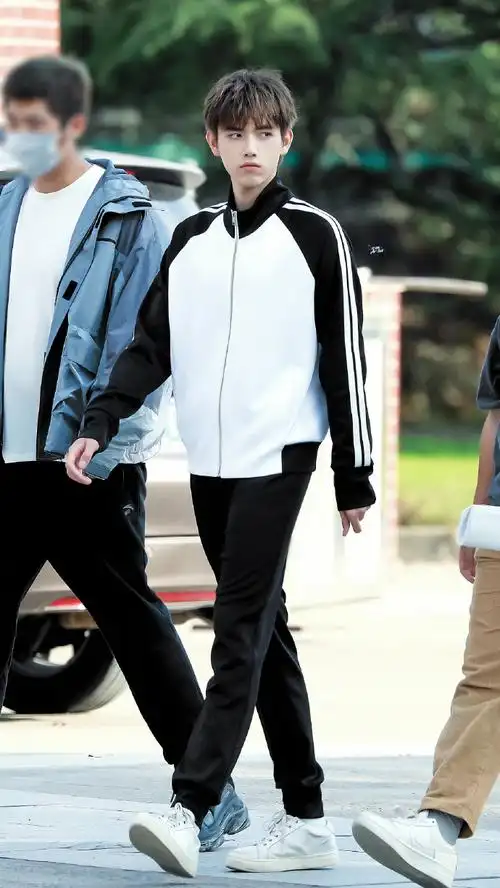 陈飞宇超话#陈飞宇打火机与公主裙#07"青春就是阳光 校服 下课 对视