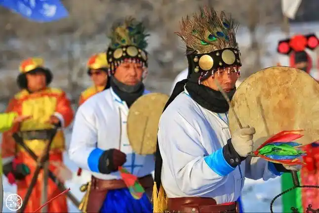 萨满中的跳大神在雾凇岛每天都会表演游客看了笑哈哈