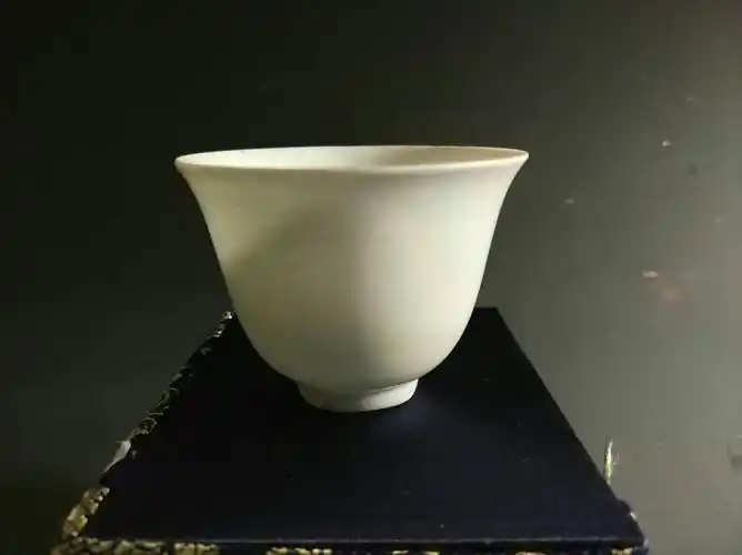 我的收藏……明永乐浆胎甜白釉暗刻龙纹杯