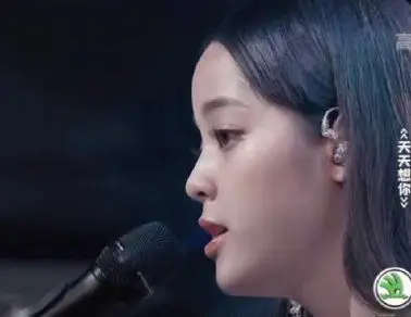 欧阳娜娜的侧脸真的有点.下颌骨确实也不抬好看