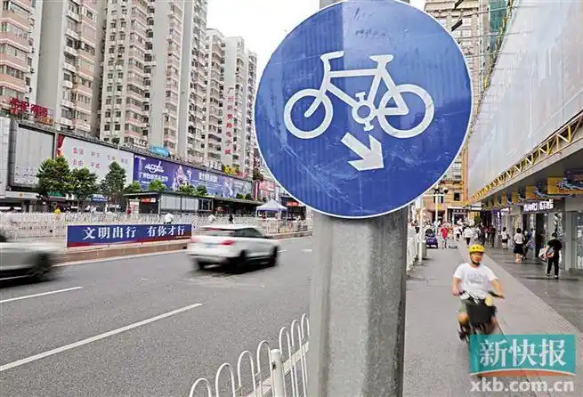 广州市天河路,非机动车专用车道有明显标志.