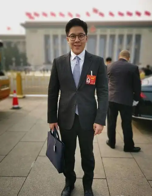 成龙和吴京看到霍启刚后,立刻兴奋地邀请他一起合影留念.