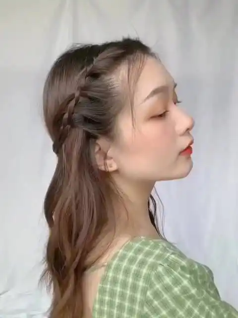 支持最新的video播放 00:00 00:56 00:56 为您推荐: 元气少女编发教程